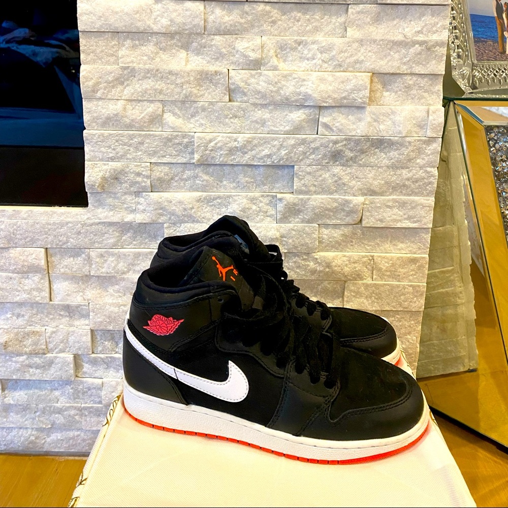 Nike size 5 Big Kids high tops